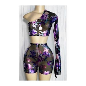 Size Small, 2 piece bell sleeve and biker shorts